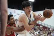 开云登录网址入口-队记分析：杨瀚森需适应NBA节奏 低位运球过多易遭抢断风险